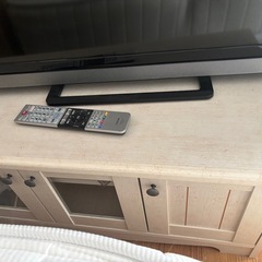 TOSHIBA REGZAテレビとテレビ台セットの画像