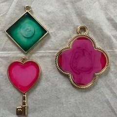 ハンドメイド アクセサリー ペンダント キーホルダー チャーム レジンの画像