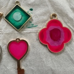 ハンドメイド アクセサリー ペンダント キーホルダー チャーム レジンの画像