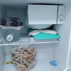 小型冷蔵庫とレンジの画像