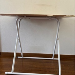 折りたたみテーブルの画像
