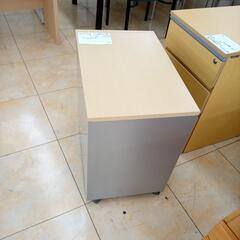 リユースのサカイ太田店★ジモティ割あり★  袖机 ベージュ H62.5×D39.5×W59.5 クリーニング済み OJ10110の画像
