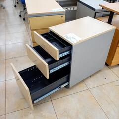 リユースのサカイ太田店★ジモティ割あり★  袖机 ベージュ H62.5×D39.5×W59.5 クリーニング済み OJ10110の画像