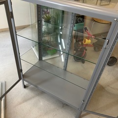 IKEAガラスキャビネットグレーの画像