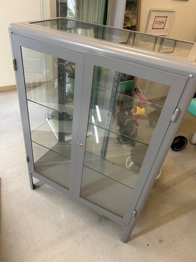 IKEAガラスキャビネットグレー