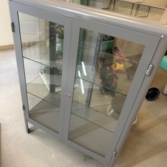 IKEAガラスキャビネットグレー
