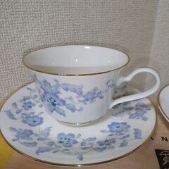 未使用　ノリタケ　カップ＆ソーサー花柄金彩２セット　花柄金彩小皿２枚の画像