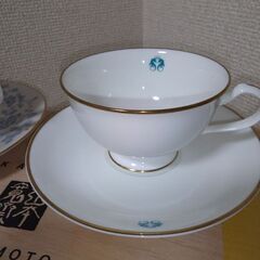 未使用　ノリタケ　カップ＆ソーサー花柄金彩２セット　花柄金彩小皿２枚の画像