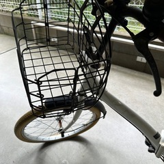 【販売7月末まで】GRAPHIS (グラフィス) 折りたたみ自転車 20インチ  6段変速 折りたたみカゴ 鍵 ライト の画像