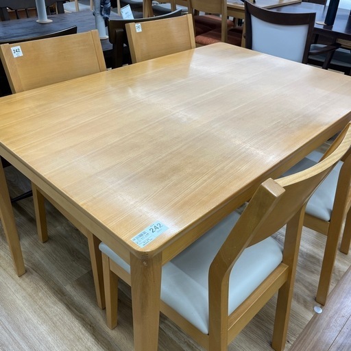 大塚家具（IDC）ダイニング5点セット　ライトブラウン×ベージュのご紹介です