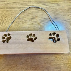 犬の足跡柄 木製　4連フックの画像