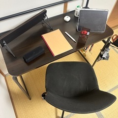 机と椅子のセットの画像