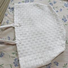 夏の大きな白のバックの画像