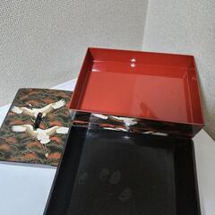 ①陶器製　赤絵柄オードブル　直径２６㎝②美品！鶴の重箱３段重　漆器の画像