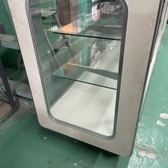 レトロなガラスのショーケースの画像