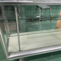 レトロなガラスのショーケースの画像