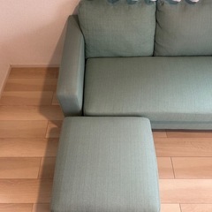 脚置き付き3人掛けソファの画像