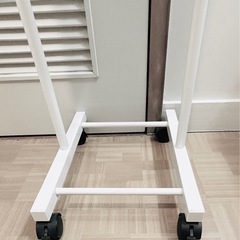 キャスター付白い全身鏡スタンドミラーの画像