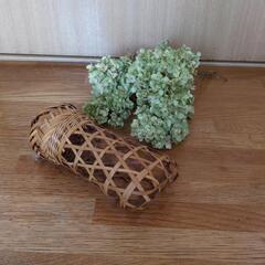 売り切り！値下げ！ナチュラルインテリアに【竹カゴ入りアナベル&柏葉アジサイのドライフラワー】今だけのグリーンカラーの画像