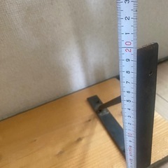 足場板とアンティークアイアンブラケットのウォールラックの画像