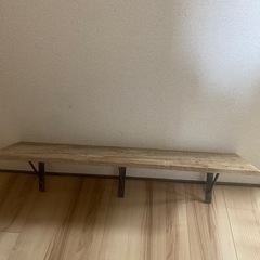 足場板とアンティークアイアンブラケットのウォールラックの画像
