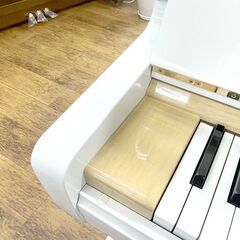 美しい白艶出し仕上げで、明るい木目装飾のヤマハ定番モデルの特別仕上　リフレッシュ済み中古ピアノの画像