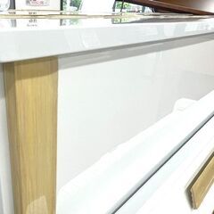 美しい白艶出し仕上げで、明るい木目装飾のヤマハ定番モデルの特別仕上　リフレッシュ済み中古ピアノの画像