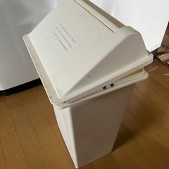 ①ゴミ箱　１つ500円の画像