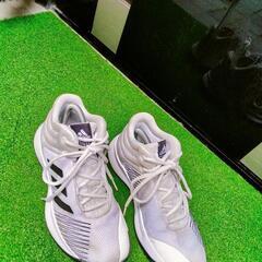 ADIDASバスケットボールシューズの画像