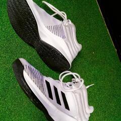 ADIDASバスケットボールシューズの画像
