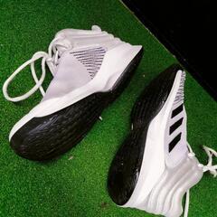 ADIDASバスケットボールシューズの画像
