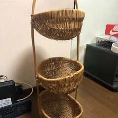  籐3段カゴの画像