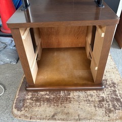 ナイトテーブル・サイドテーブル(木製、フランベット製)
の画像