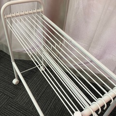 stp-3297 ベルメゾン　20本かけられるスリム設計のスラックスハンガーラック　キャスター付き　スチール製　押入れ　省スペース　スラックスハンガー　ハンガーラック　収納ラック　衣類収納　ボトムス　パンツ　スラックス　の画像