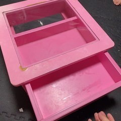 ピンクテーブルの画像