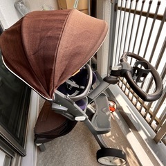 Stokke ハイシートタイプのベビーカー（高景観タイプ）の画像