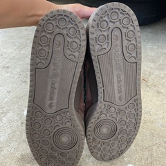 adidas スニーカーの画像