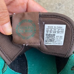 adidas スニーカーの画像