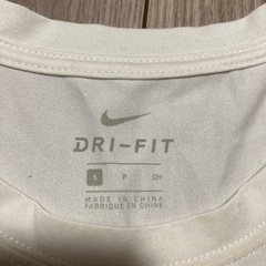 NIKE🔴シャツmサイズの画像