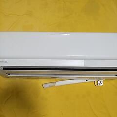 2部屋を1台で！取付標準工事配管4m付き税別。14-16畳100v2019年式東芝。整備、クリーニング済。の画像