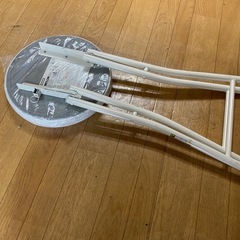 折りたたみ丸椅子　ビニール袋被ったままの画像