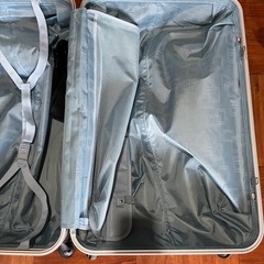 要タイヤ交換　DELSEYスーツケース　75L の画像