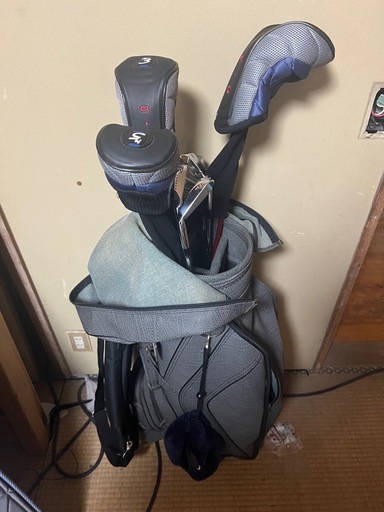 ①ゴルフクラブ、バッグ