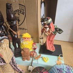 人形とガラスケースの画像