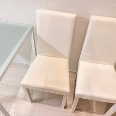 ガラスダイニングテーブルの画像