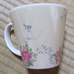 PETER RABBIT　ピーターラビットのイラストが施された陶器製マグカップ　日本製　優しい色使いが素敵です。持ちやすい取手。未使用の画像