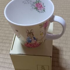 PETER RABBIT　ピーターラビットのイラストが施された陶器製マグカップ　日本製　優しい色使いが素敵です。持ちやすい取手。未使用の画像