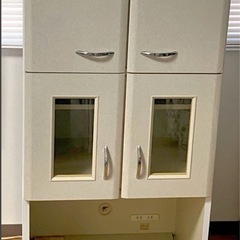 7/23まで！家具屋 白 ホワイト　食器棚 ガラス扉 ローラー引き出し 可動棚　 の画像