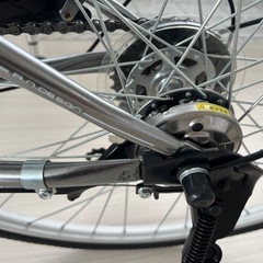 カゴ付きクロスバイク自転車【中古美品】鍵付き、空気入れ付き、ヘルメット付きの画像
