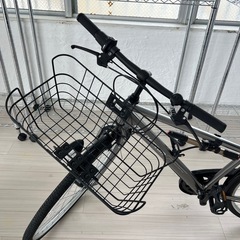 カゴ付きクロスバイク自転車【中古美品】鍵付き、空気入れ付き、ヘルメット付きの画像